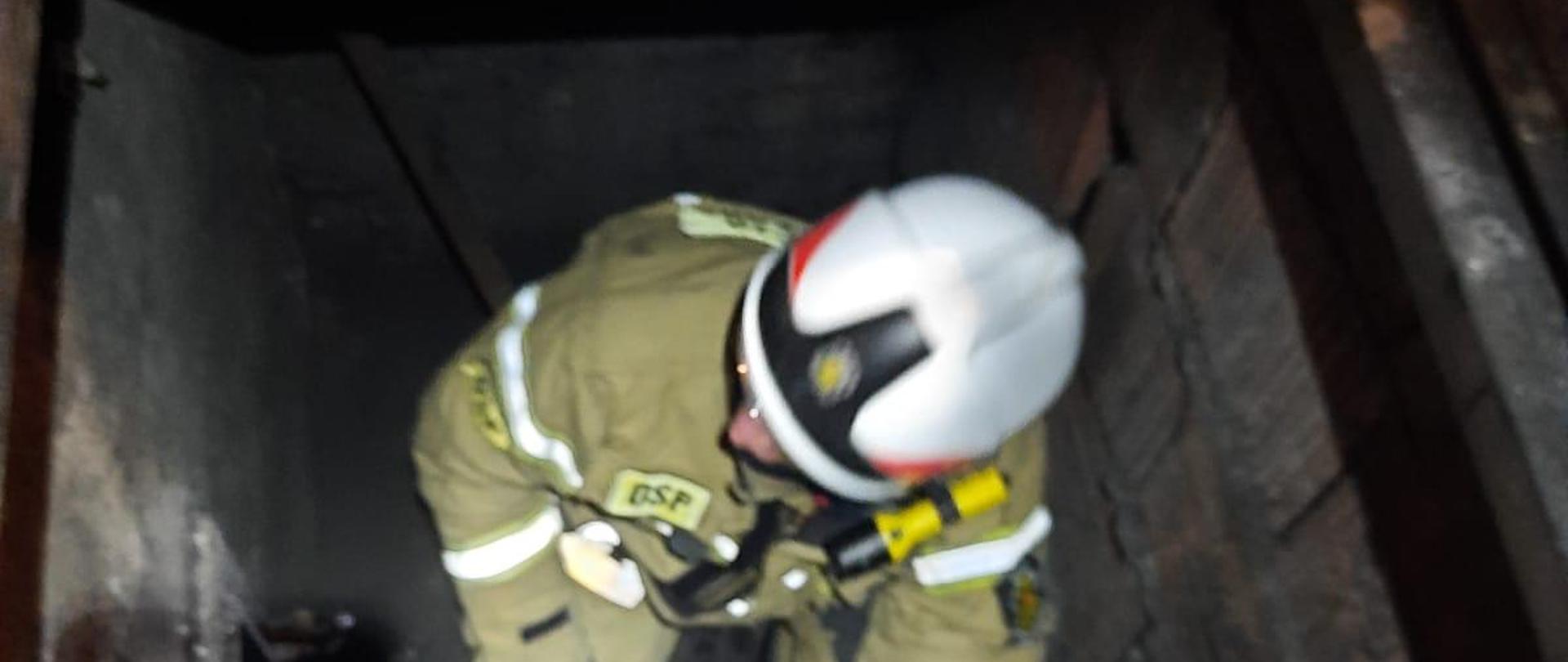 Strażak sprawdzający przewód kominowy