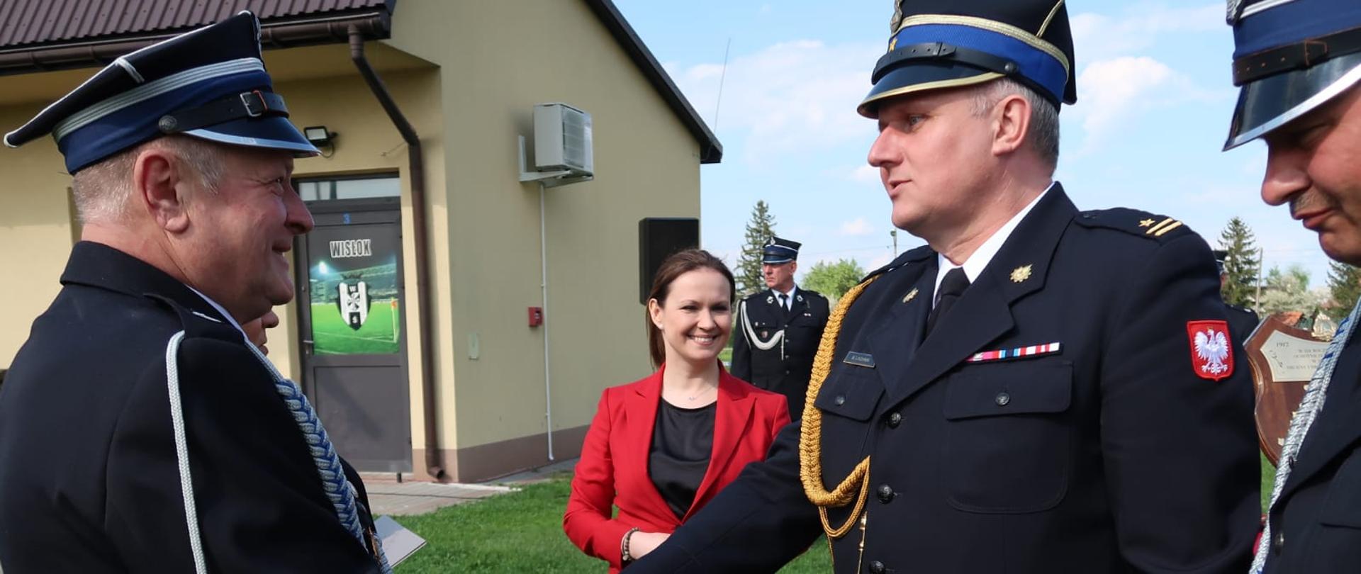 Zdjęcie przedstawia Komendanta PSP w Przeworsku wręczającego druhowi OSP Decyzję o przyznaniu Świadczenia Ratowniczego 