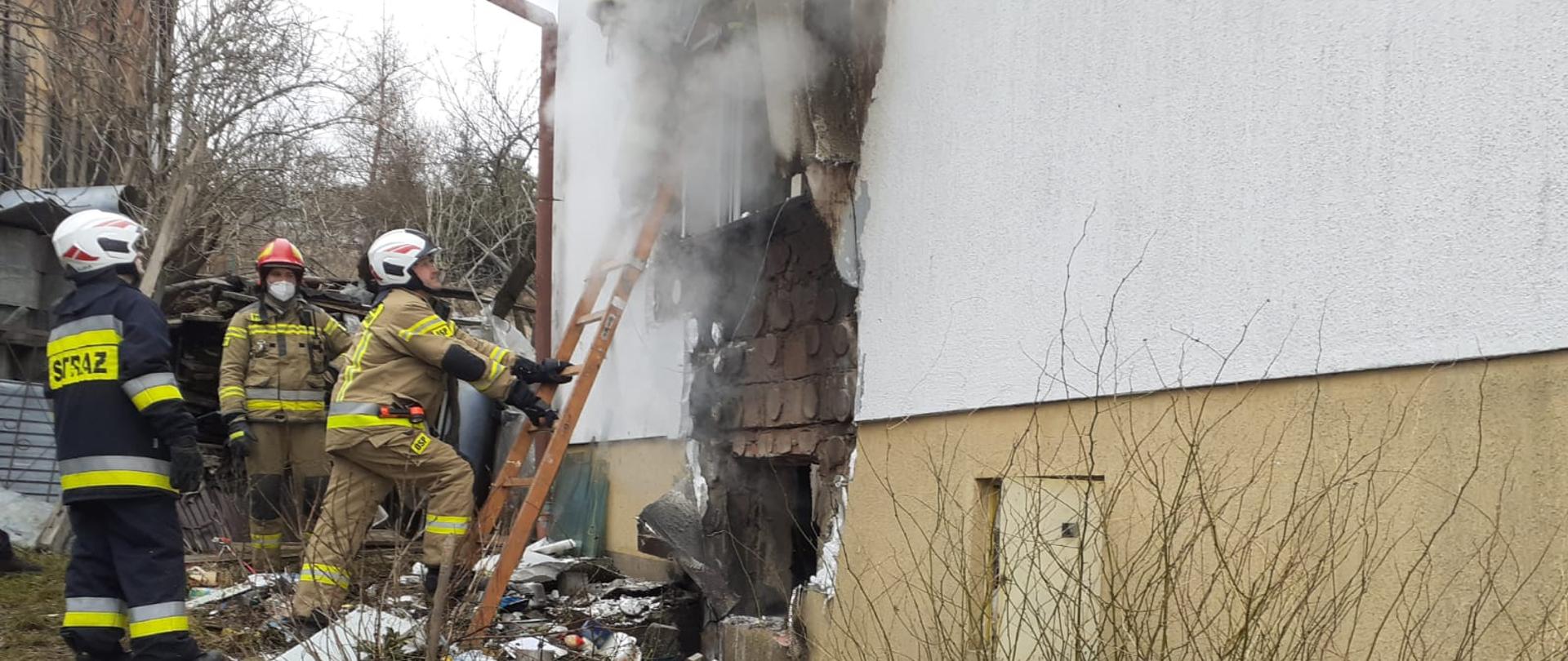 Strażacy prowadzą działania przy budynku mieszklanym