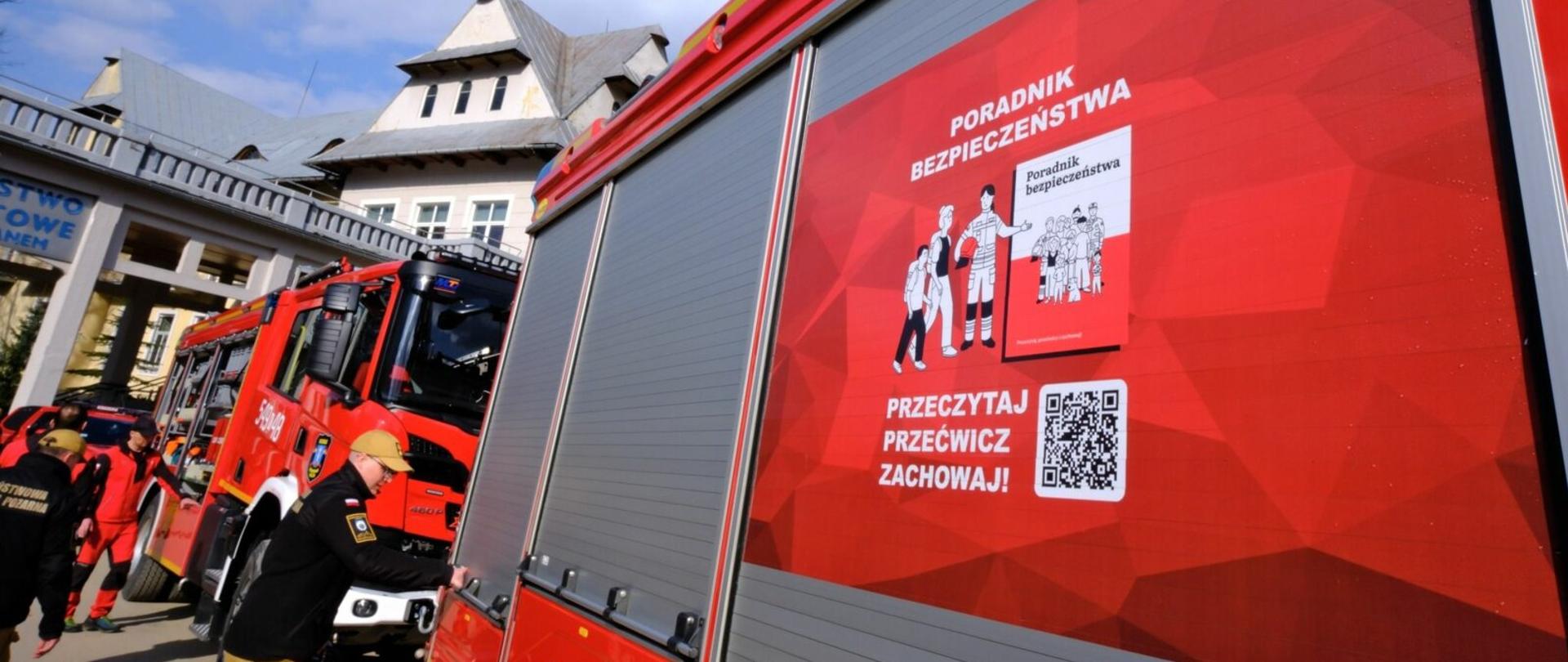 Zdjęcie przedstawia wóz strażacki