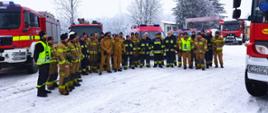 Zbiórka strażaków w miejscu koncentracji na terenie OSP Piecki