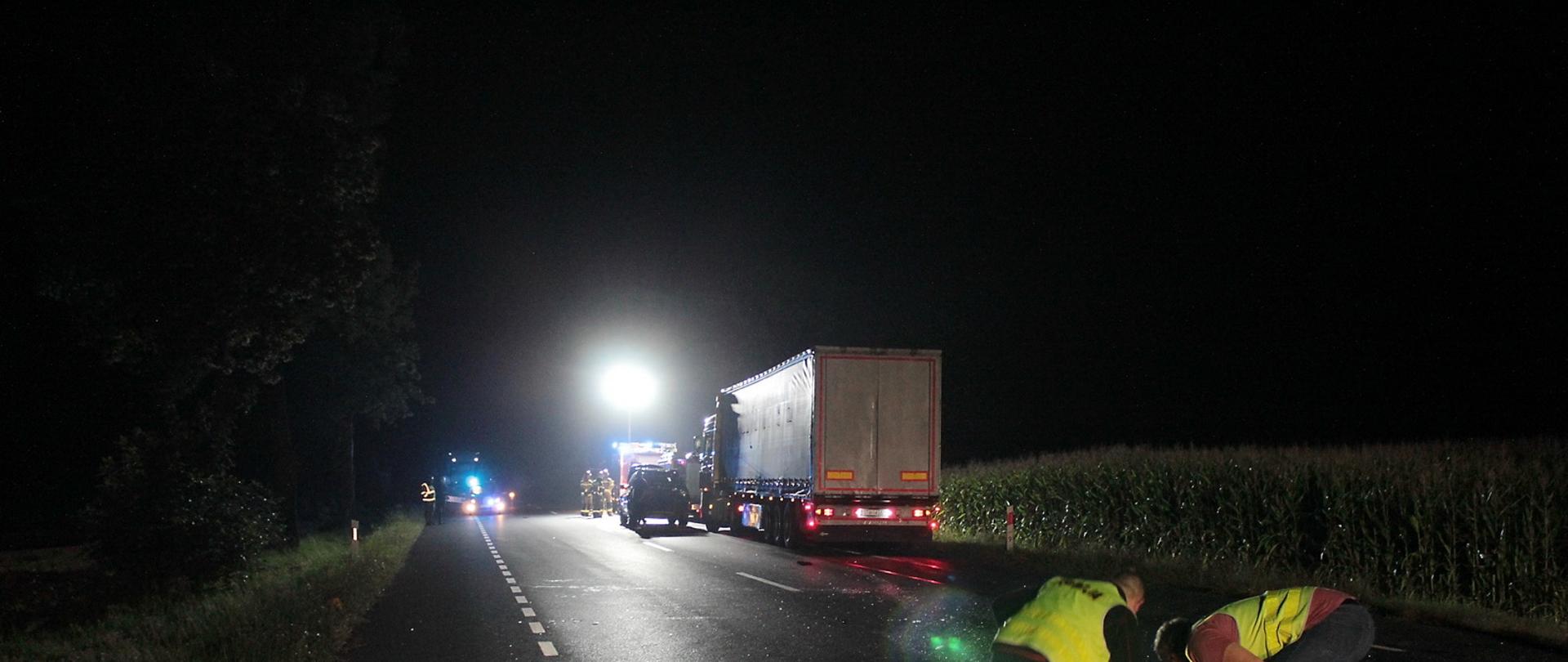 Zderzenie osobówki z ciężarówką na drodze krajowej nr 11