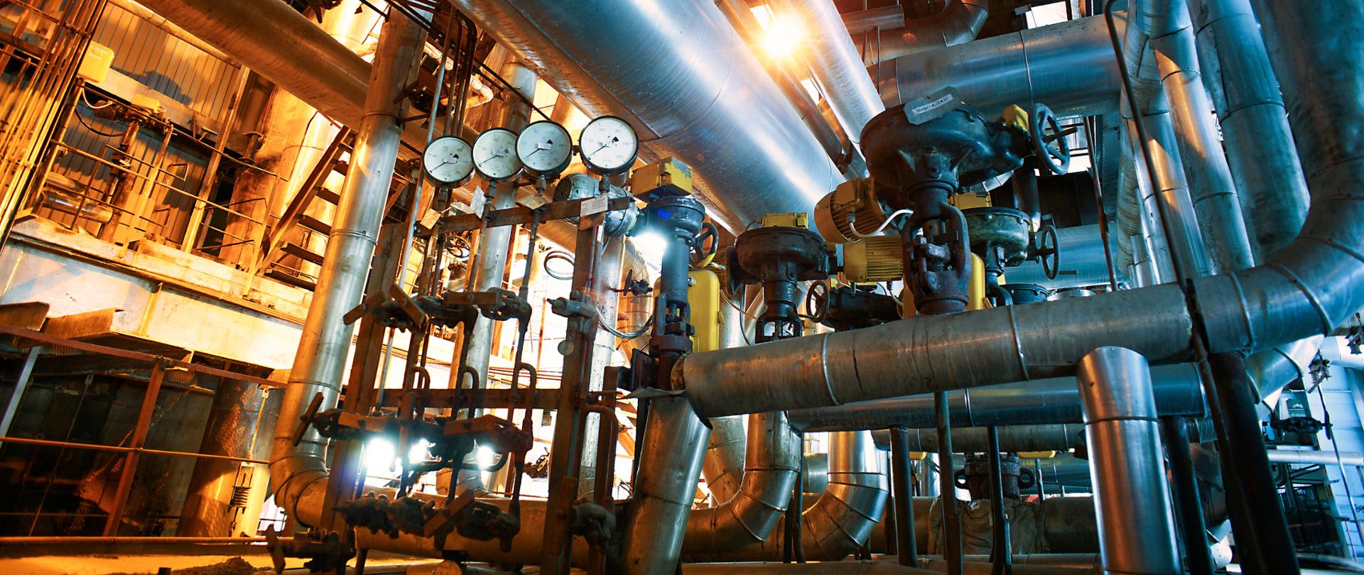 Zdjęcie przedstawia rurociąg w hali