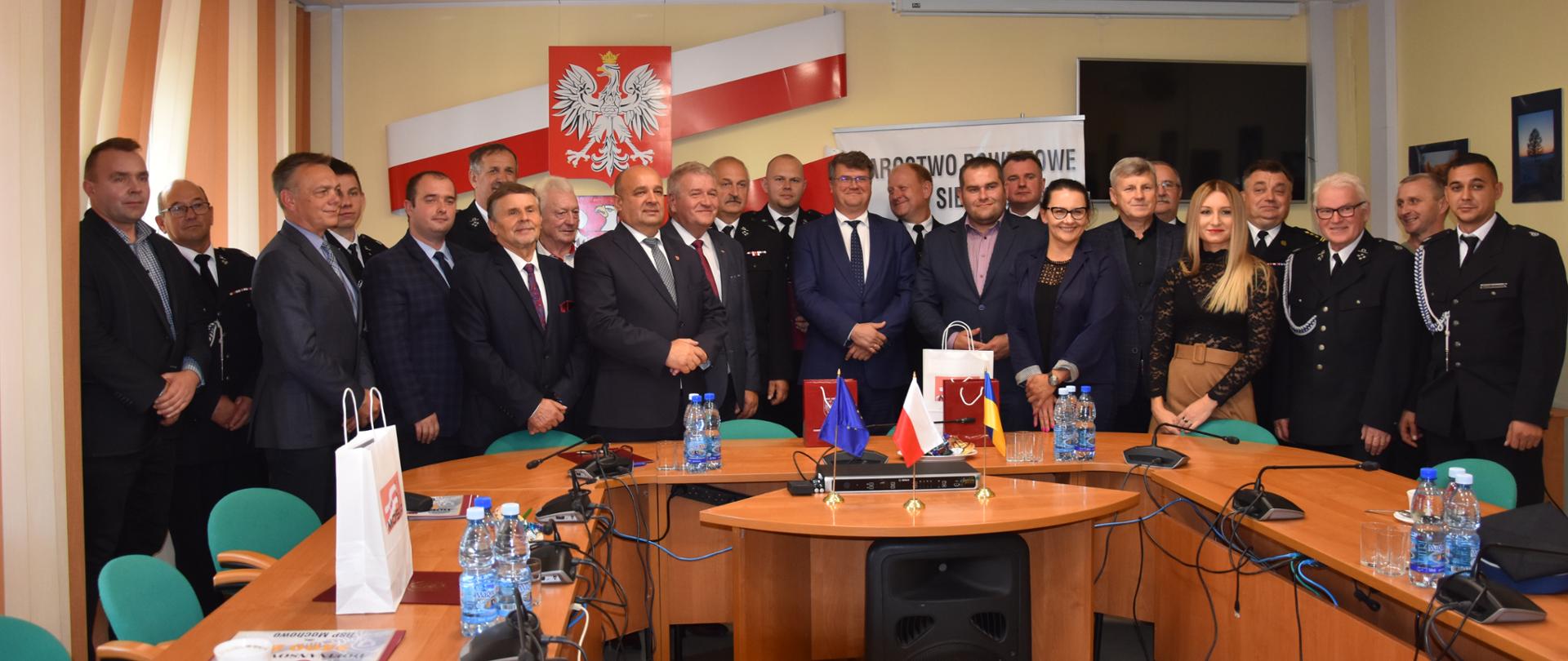 Na zdjęciu widać kobiety i mężczyzn