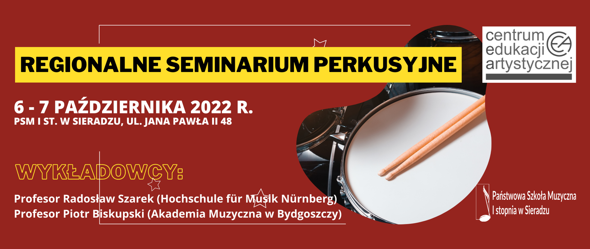 Tło brązowe, na żółtym pasku napis Regionalne Seminarium Perkusyjne, poniżej białymi literami treść 6 – 7 października 2022 r., poniżej PSM I st. w Sieradzu, ul. Jana Pawła II 48, poniżej zółtą obrysową czcionką treść: wykładowcy:, poniżej Profesor Radosław Szarek (Hochschule für Musik Nürnberg), poniżej Profesor Piotr Biskupski (Akademia Muzyczna w Bydgoszczy), obok zdjęcie werbla z pałeczkami, w prawym, górnym rogu logo CEA, w prawym dolnym rogu logo PSM I st. w Sieradzu.
