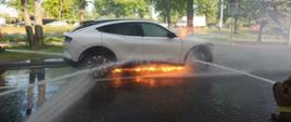 Pali się pojazd elektryczny w obrębie baterii. Strażacy podają 4 prądy wody.