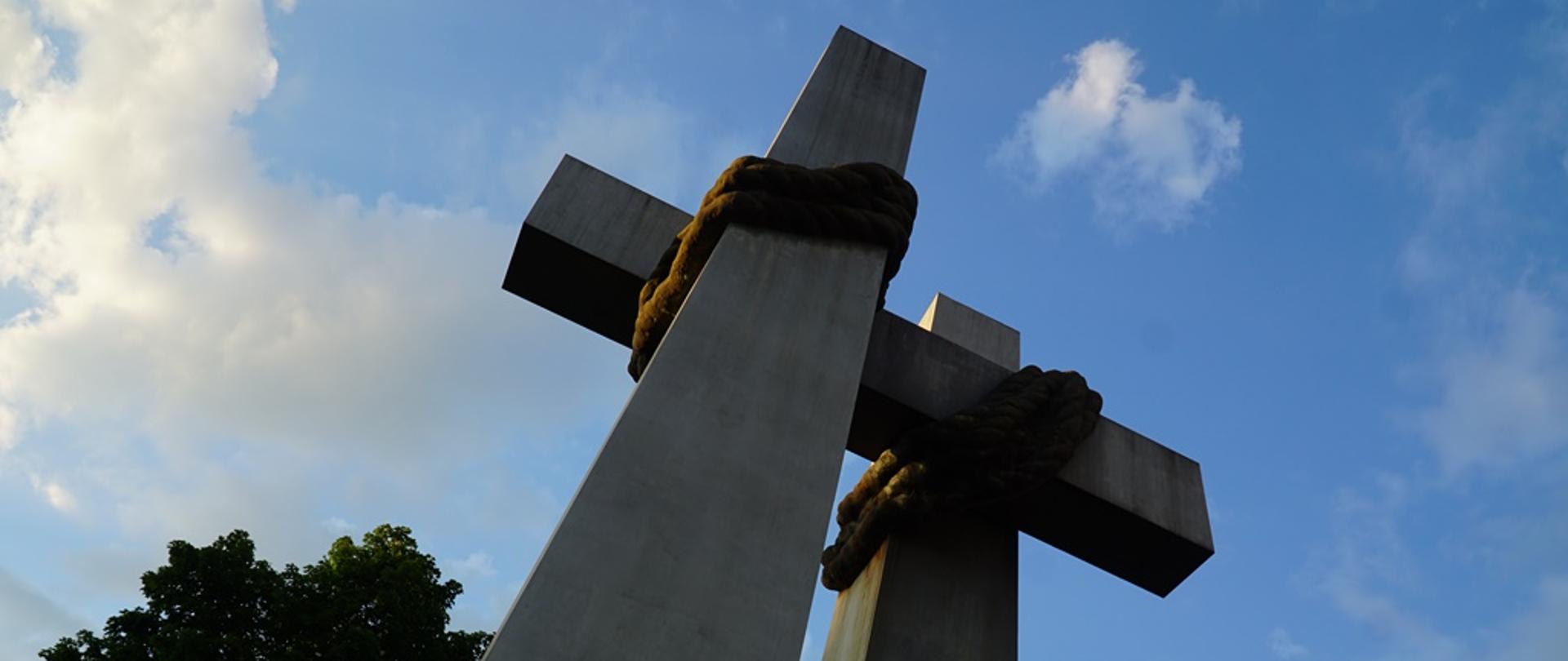 pomnik dwóch krzyży, w tle niebo