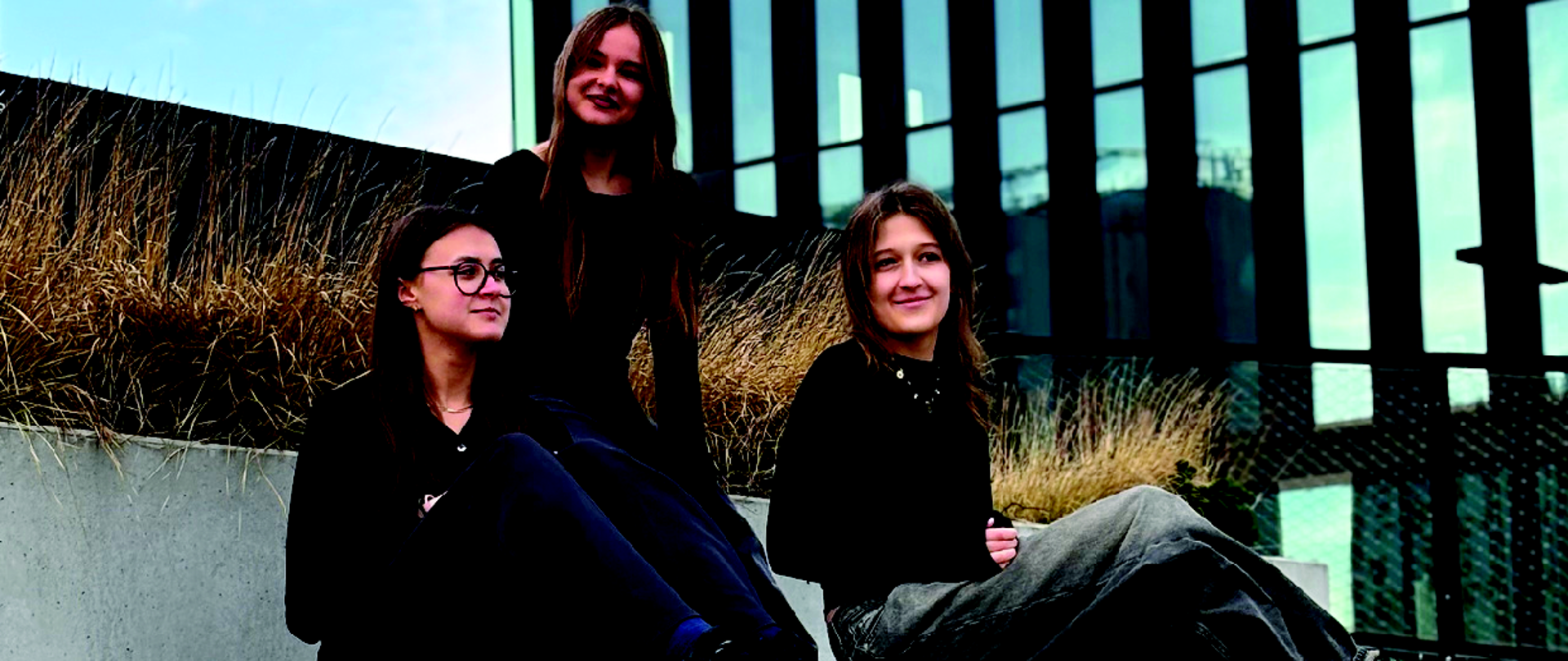 Plakat koncertu dyplomowego specjalności rytmika. Wystąpią Magdalena Iwanowicz, Natalia Kyrcz i Amelia Tlatlik. Koncert odbędzie się 31 marca 2026 roku o godzinie 17:00 w sali koncertowej Zespołu Państwowych Szkół Muzycznych im. W. Kilara w Katowicach przy ul. Ułańskiej 7B. Na grafice trzy uczennice siedzą przed nowoczesnym oszklonym budynkiem.