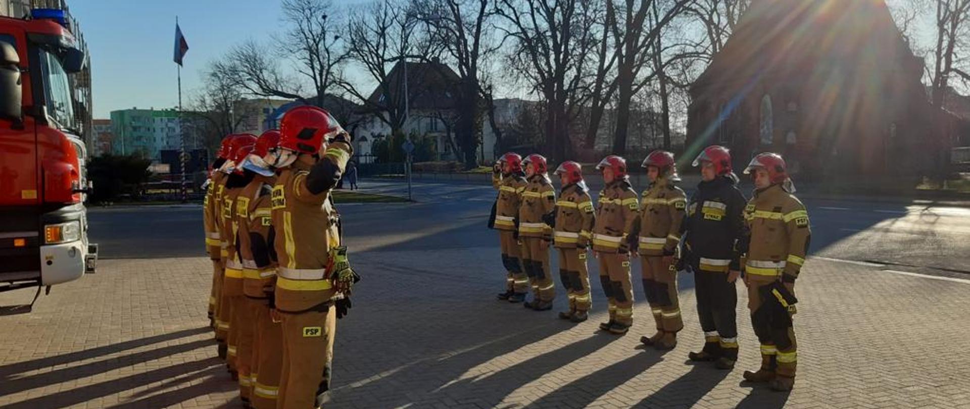 Na zdjęciu widać strażaków oddających hołd dla Ukraińskich strażaków