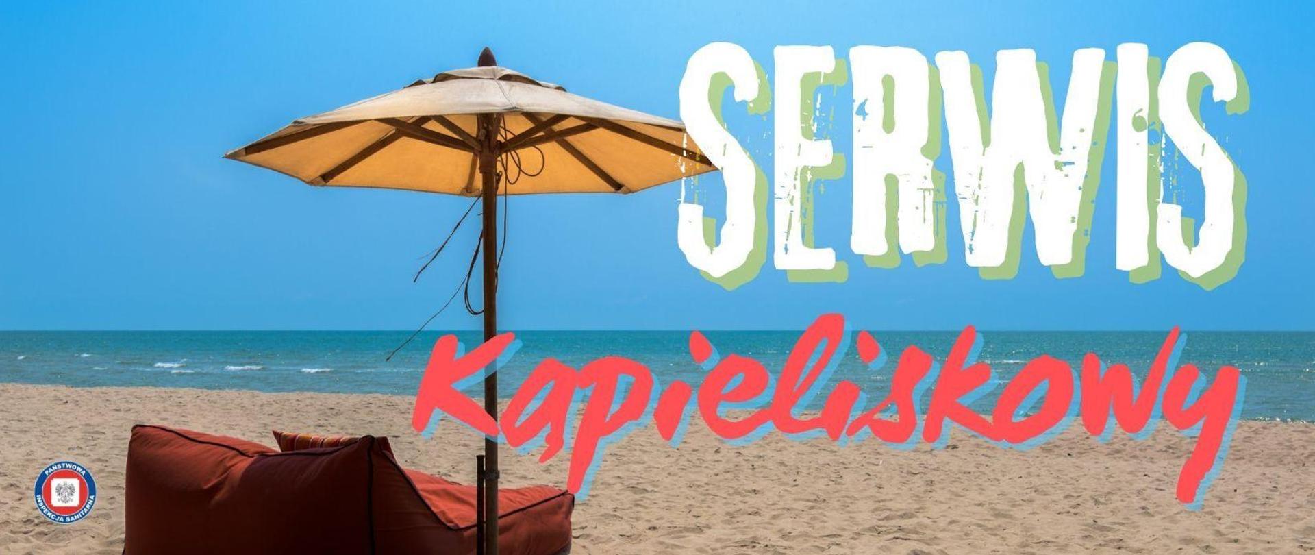 Baner serwisu kąpieliskowego. Zdjęcie plaży nad morzem z rozłożonym parasolem