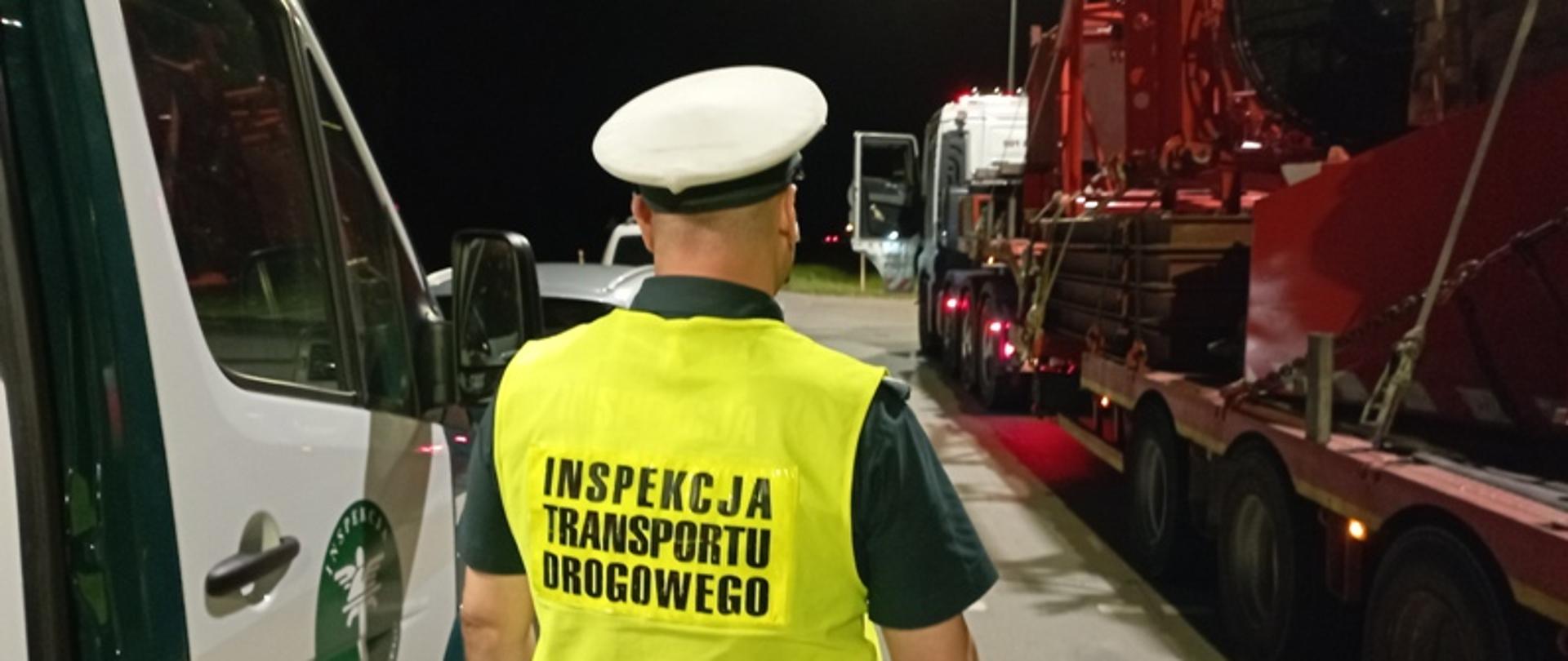 Inspektor podczas kontroli pojazdu nienormatywnego