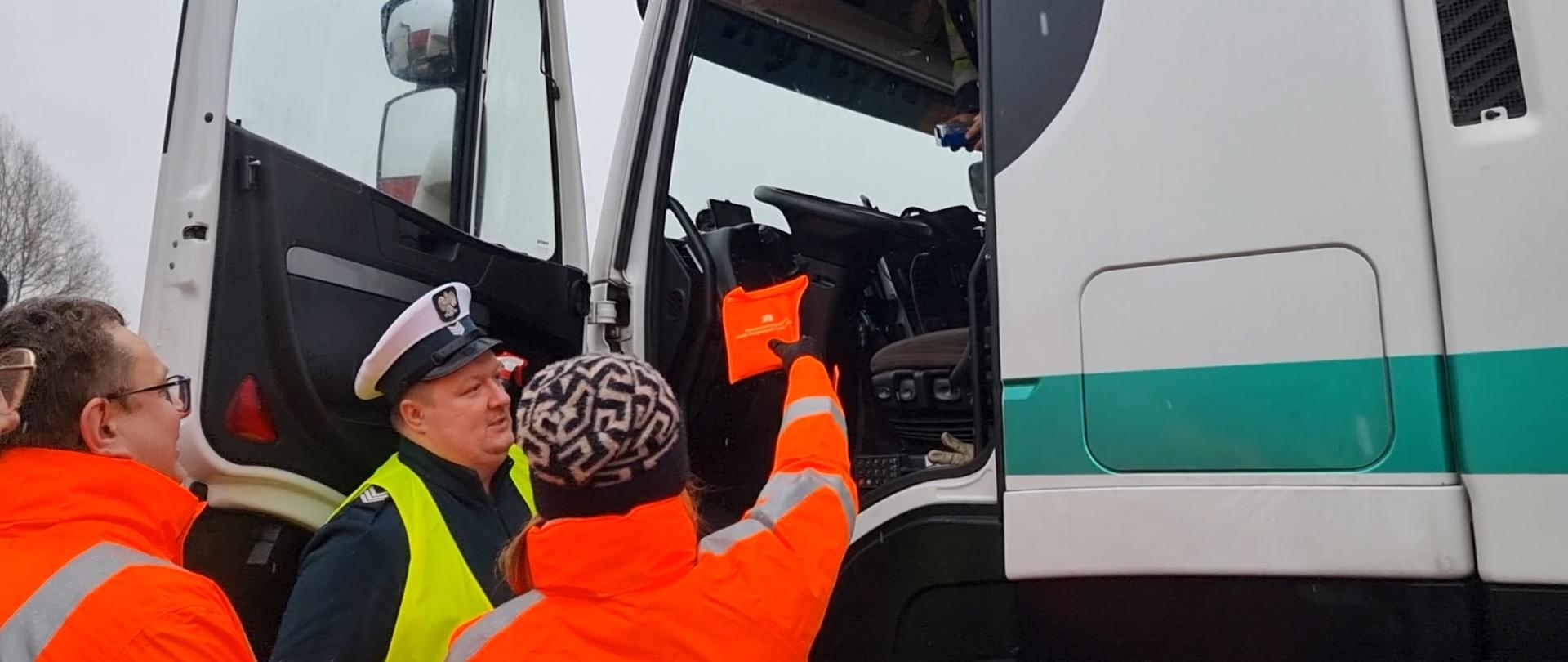 Na zdjęciu pracownicy GITD i GDDKiA, gdzie widać wspólne działania dla poprawy bezpieczeństwa - styczeń 2023 - fot. Magda Szumiata/GDDKiA