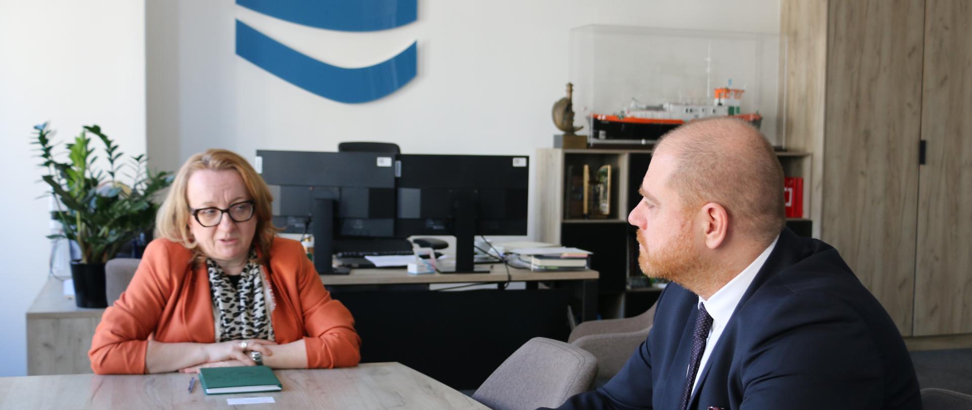  Spotkanie Prezes Wód Polskich z Prezesem IGWP - rozmowa w gabinecie przy stole