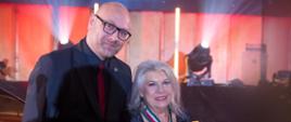 Dyrektor biura wojewody Tobiasz Puchalski wspólnie z Krystyną Prońko 