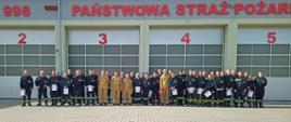 Zakończenie drugiego szkolenia podstawowego strażaka ratownika OSP 2023 - Po zaliczeniu egzaminów kończących kurs strażacy ochotnicy otrzymali zaświadczenia o ukończeniu kursu.