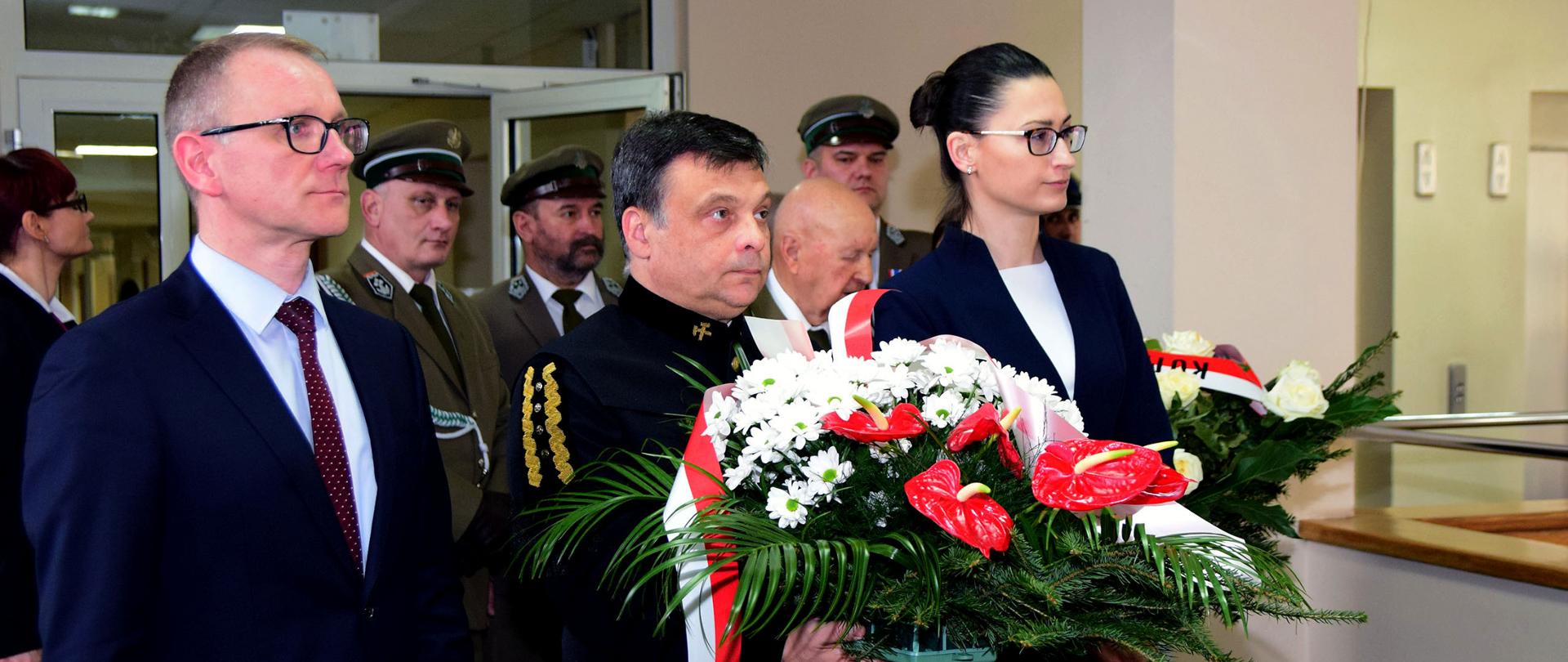 od lewej: dyrektor Grzegorz Mroczek, wiceminister Mariusz Orion Jędrysek, wiceminister Małgorzata Golińska