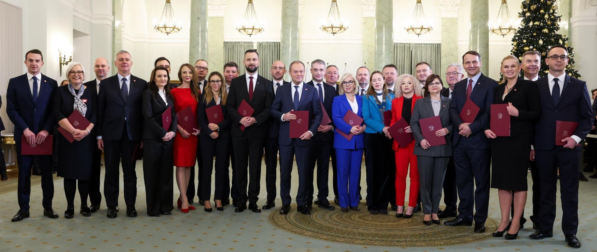 Rząd premiera Donalda Tuska zaprzysiężony - Kancelaria Prezesa Rady  Ministrów - Portal Gov.pl