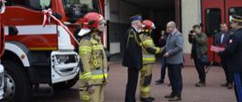 Uroczysty apel z okazji Dnia Strażaka i przekazania samochodów pożarniczych