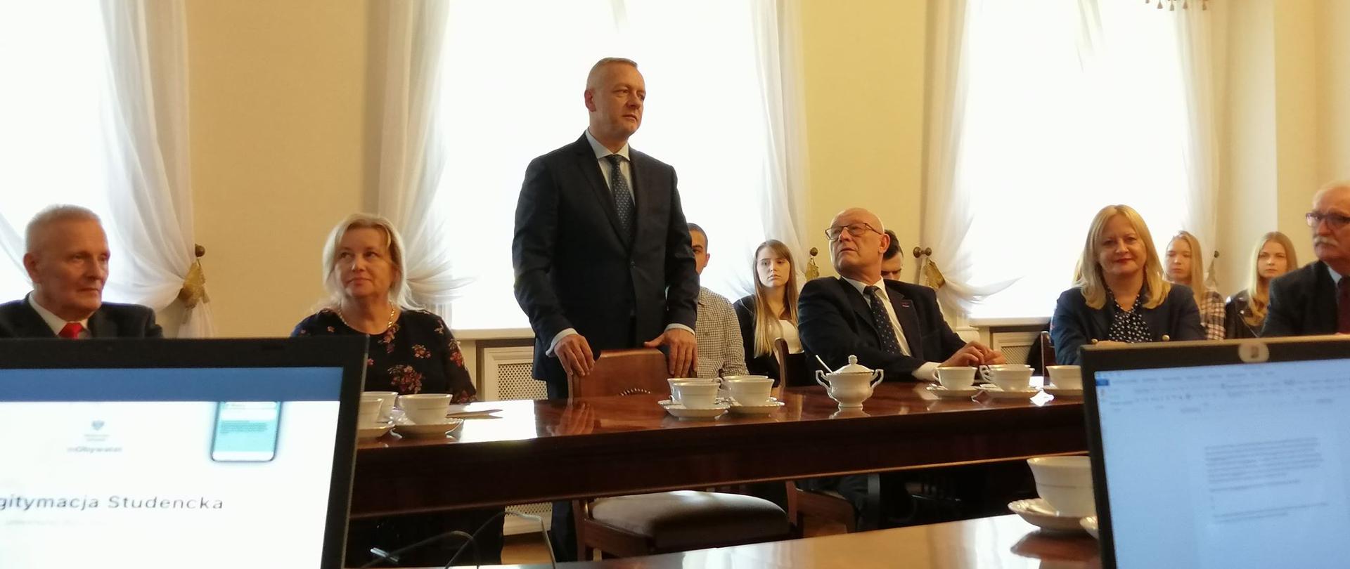 Minister Marek Zagórski przemawia do zgromadzonych na spotkaniu