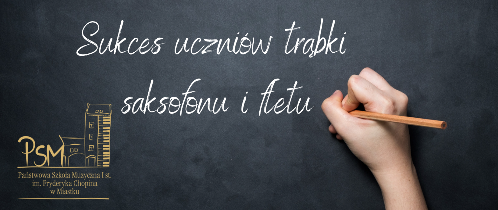 Grafika przedstawiająca tablicę szkolną informująca o sukcesach uczniów trąbki, saksofonu i fletu. 