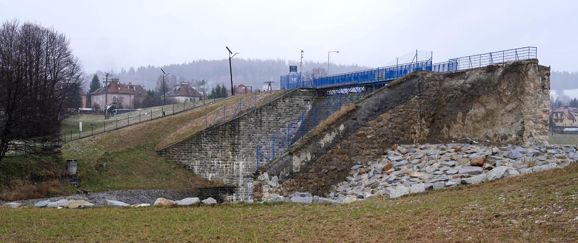 Aktualny stan zapory zbiornika Stronie Śląskie.