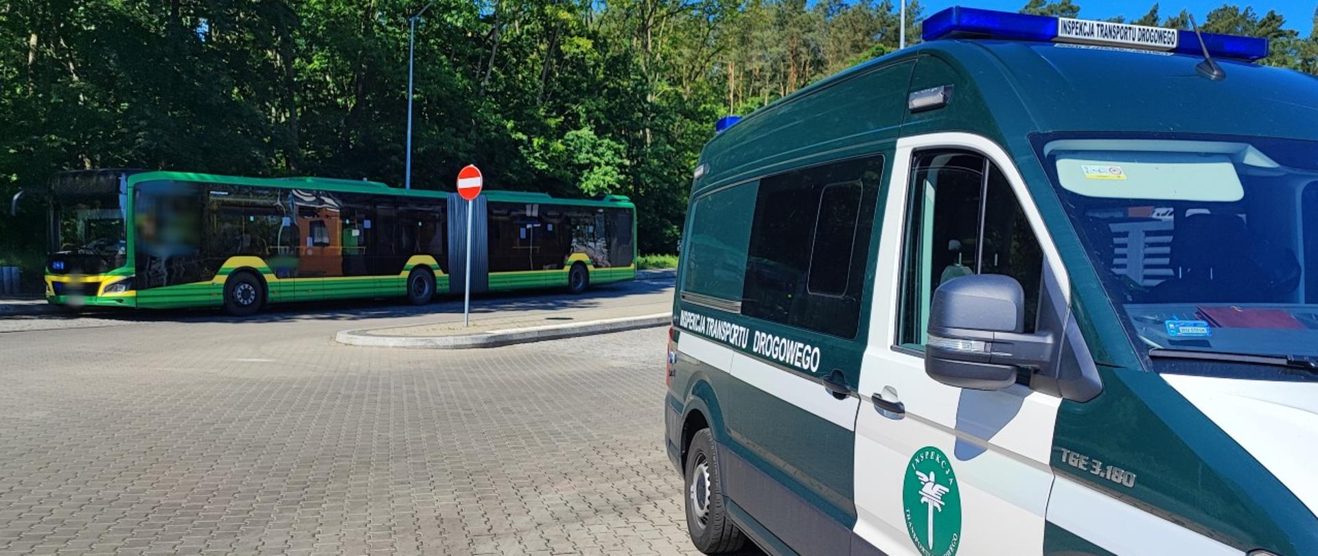 Po prawej stronie oznakowany radiowóz ITD typu furgon. W tle kontrolowany autobus przegubowy komunikacji miejskiej w Szczecinie.