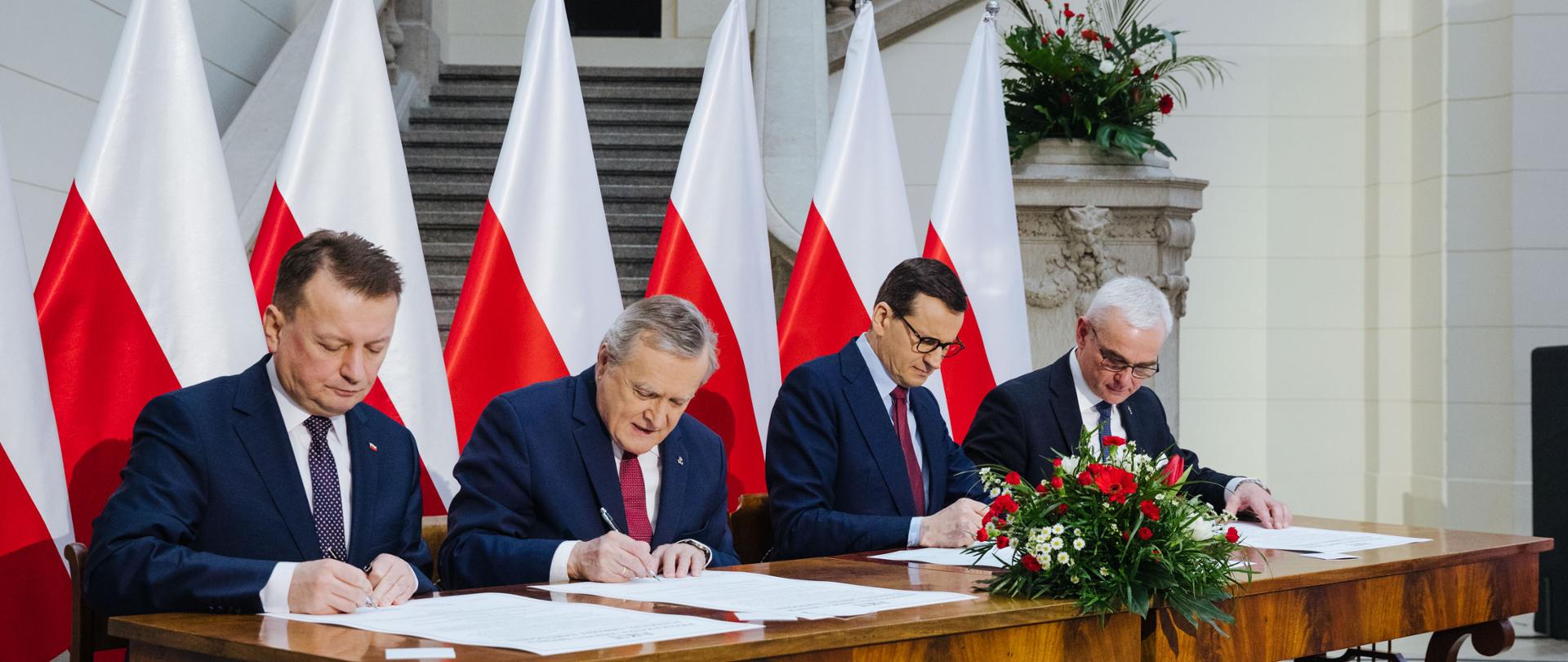 Premier Mateusz Morawiecki wicepremier, minister kultury i dziedzictwa narodowego Piotr Gliński w Muzeum Narodowym w Poznaniu podczas uroczystości przekazania kolekcji sreber z Funduszu Obrony Narodowej.