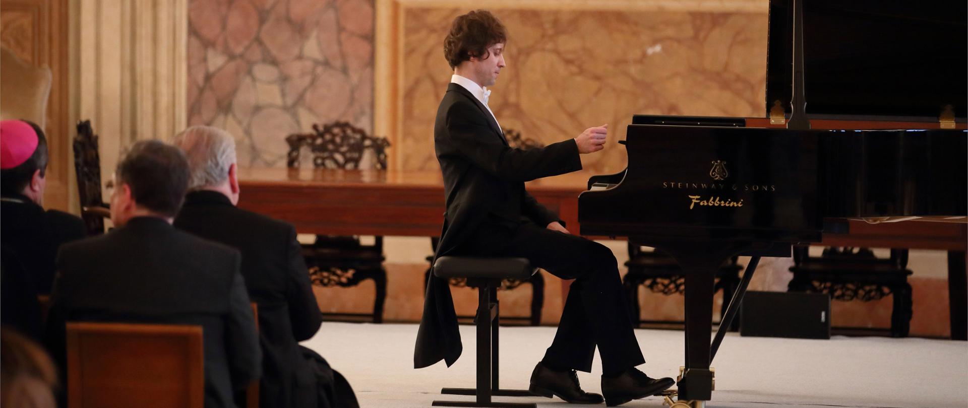 8.05.2019 Roma. Sala della Conciliazione, Palazzo Apostolico del Laterano. Concerto del pianista polacco Rafał Blechacz organizzato dall'Ambasciata di Polonia presso la Santa Sede in occasione del centesimo anniversario del ripristino delle relazioni diplomatiche tra la Santa Sede e la Polonia (1919-2019). Nella sala della Conciliazione furono firmati i Patti Lateranensi. Il Maestro Rafał Blechacz, vincitore nel 2005 del Concorso Internazionale Pianistico "Frédéric Chopin". 