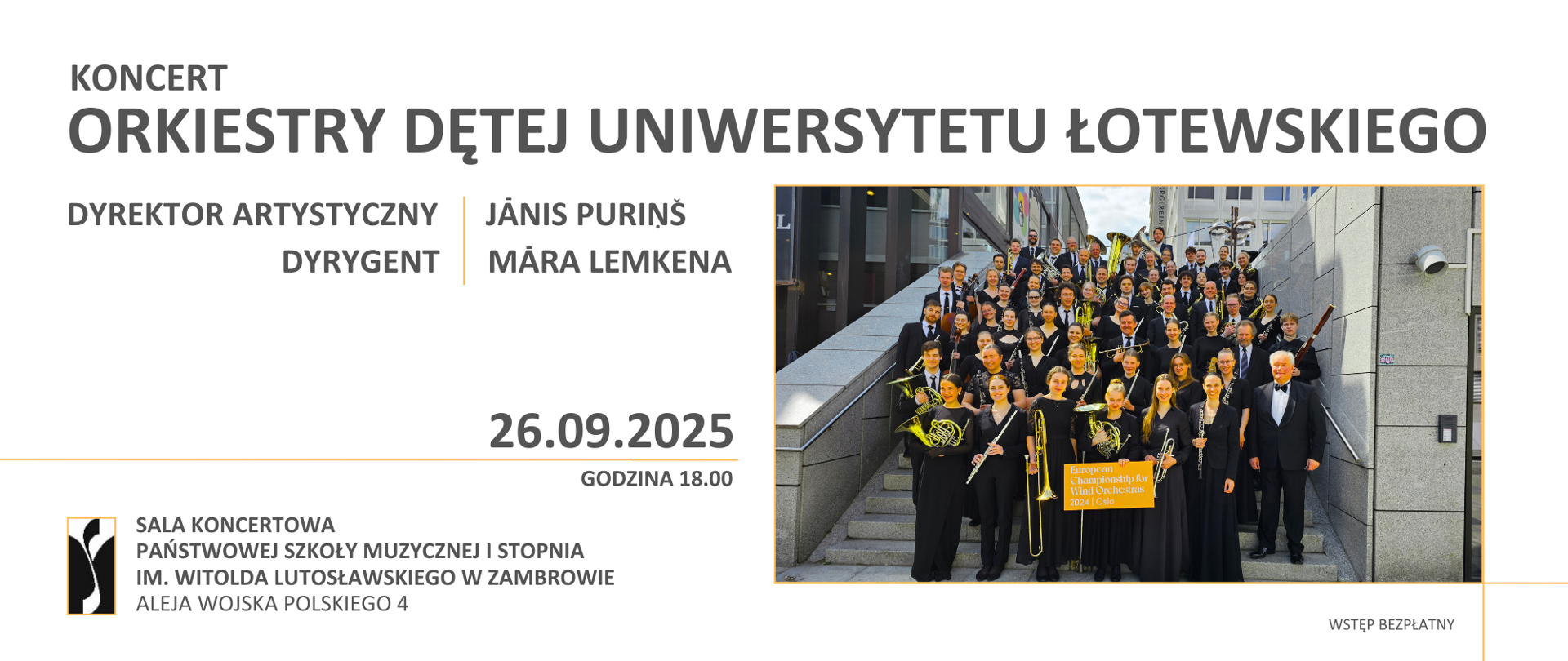 Na plakacie widnieje zapowiedź koncertu Orkiestry Dętej Uniwersytetu Łotewskiego. Po lewej stronie, na białym tle, umieszczono duży napis: „Koncert Orkiestry Dętej Uniwersytetu Łotewskiego”. Poniżej podano nazwiska prowadzących.W centralnej części znajduje się data wydarzenia: 26 września 2025 roku, godzina 18:00. Na dole widnieje informacja o miejscu koncertu – Sala Koncertowa Państwowej Szkoły Muzycznej I stopnia im. Witolda Lutosławskiego w Zambrowie przy Alei Wojska Polskiego 4. Po prawej stronie plakatu znajduje się kolorowe zdjęcie orkiestry – kilkudziesięciu muzyków w eleganckich strojach koncertowych pozuje na schodach przed nowoczesnym budynkiem. Widoczne są instrumenty dęte drewniane i blaszane, a także baner informujący o ich udziale w European Championship for Wind Orchestras 2024 w Oslo. Na dole plakatu dopisano: „Wstęp bezpłatny”.