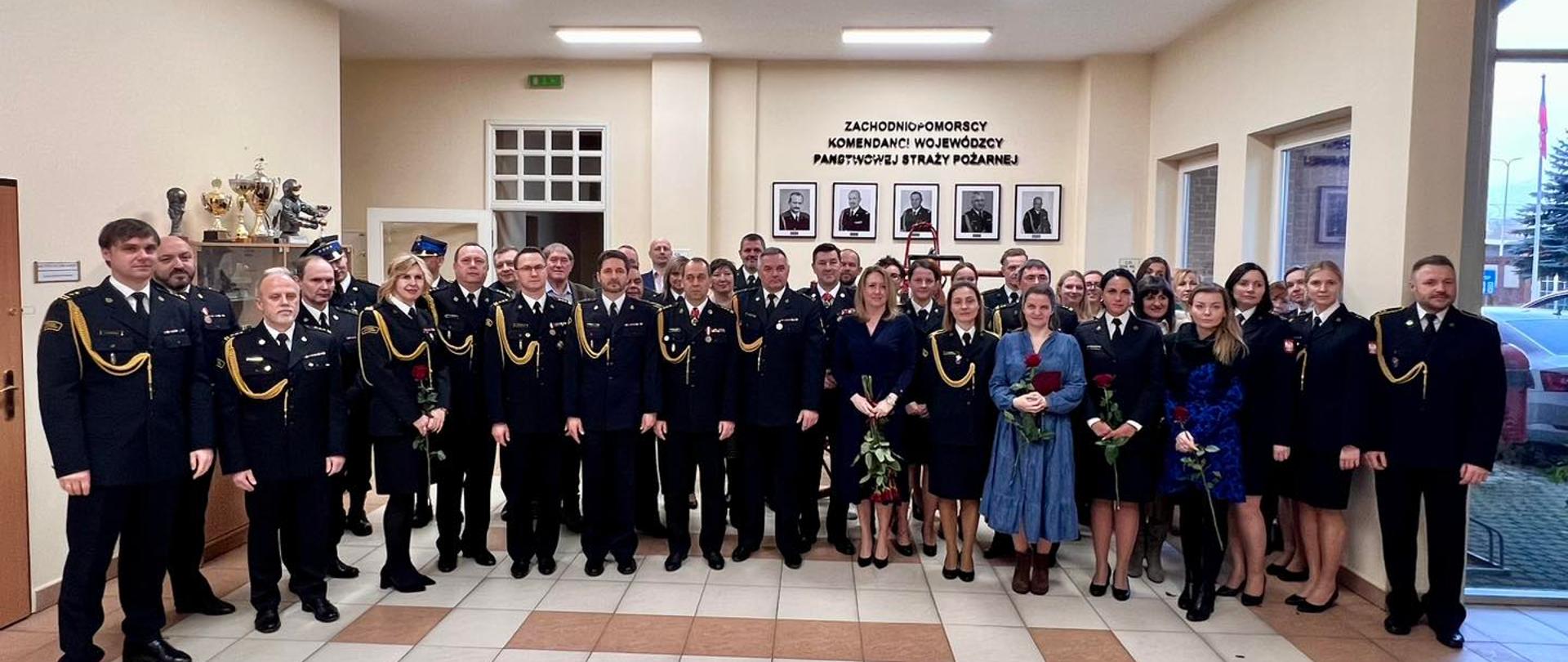 W dniu 30 stycznia 2024 roku w siedzibie Komendy Wojewódzkiej Państwowej Straży Pożarnej w Szczecinie odbyła się uroczysta zbiórka w związku z przejściem na zaopatrzenie emerytalne Naczelnika Wydziału Organizacji i Nadzoru Komendy Wojewódzkiej PSP w Szczecinie st. bryg. Andrzeja Dębickiego oraz Naczelnika Wydziału Przeciwdziałania Zagrożeniom st. bryg. Piotra Sawczyszyna. Panowie naczelnicy służbę w Państwowej Straży Pożarnej pełnili od 30 lat. Pełniący obowiązki Zachodniopomorskiego Komendanta Wojewódzkiego Państwowej Straży Pożarnej st. bryg. Mirosław Pender w krótkich słowach przedstawił przebieg służby odchodzących kolegów następnie wraz z zastępcą st. bryg. Markiem Popławskim i współpracownikami złożył podziękowania za służbę, wyraził uznanie za zasługi dla służby oraz życzył powodzenia w realizacji swoich zamierzeń i planów, na które nie starczało czasu podczas służby w szeregach PSP.