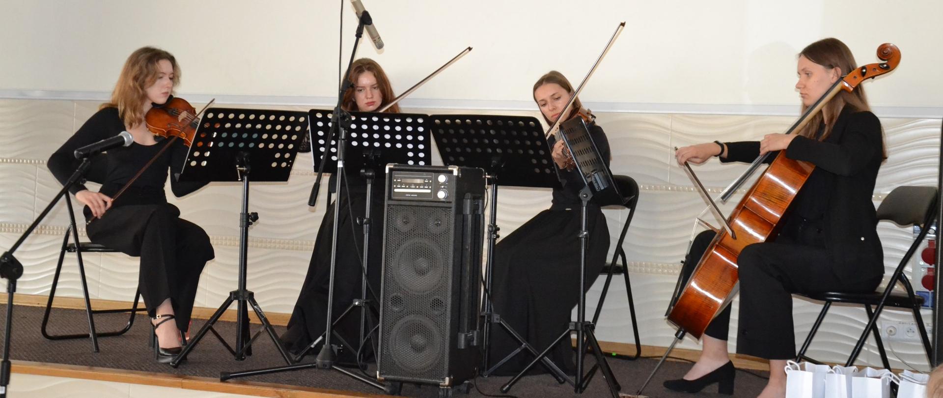 kwartet smyczkowy na scenie w Wadowicach Górnych