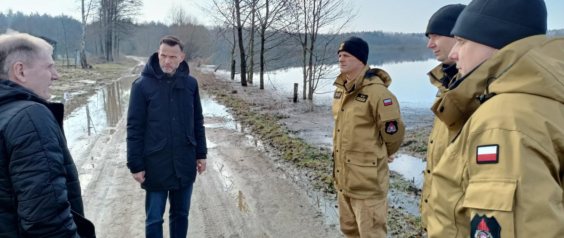 Strażacy wraz z przedstawicielami administracji rządowej w trakcie rekonesansu rzeki Narew