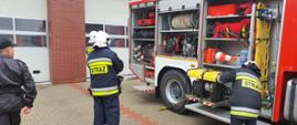 Strażacy odpalający sprzęt silnikowy znajdujący się na wyposażeniu samochodu gaśniczego podczas inspekcji gotowości operacyjnej 