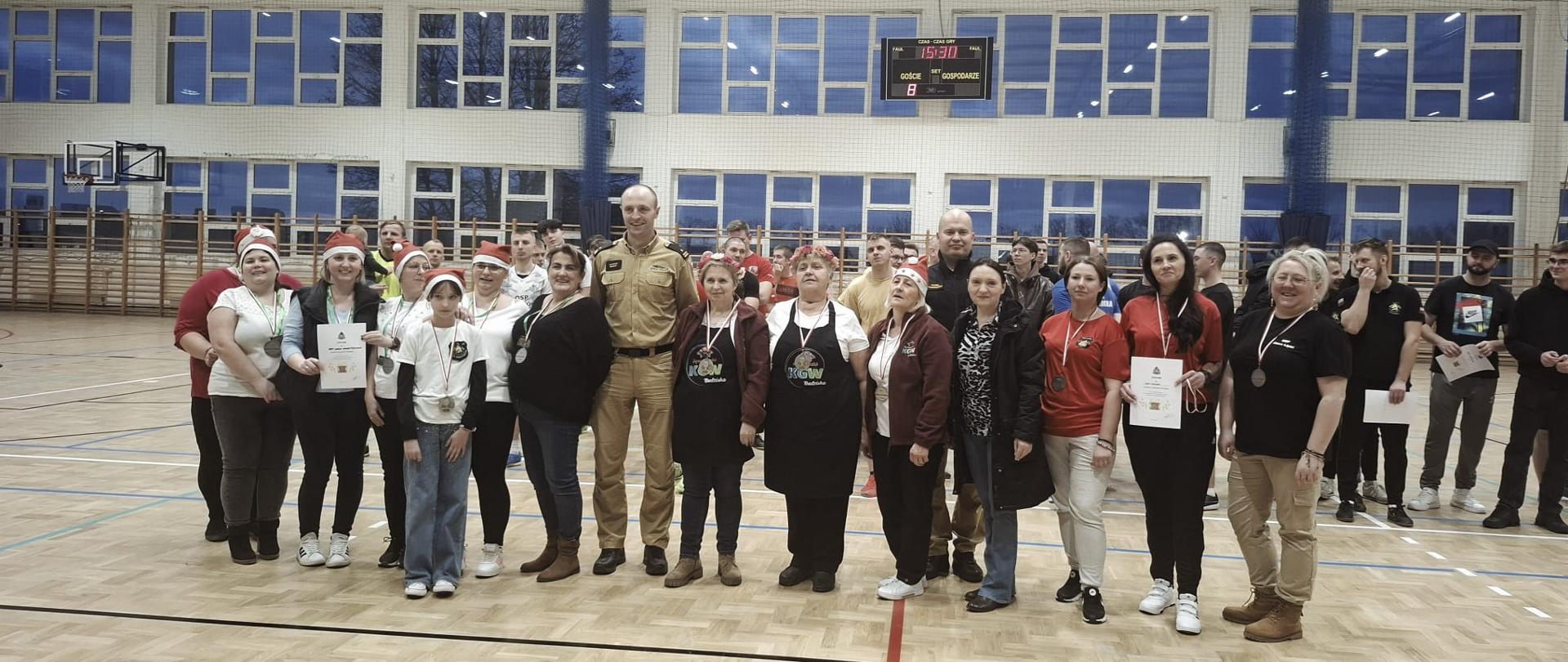 Na zdjęciu Komendanci KP PSP Węgrów wraz z Paniami które organizowały punkt gastronomiczny w trakcje turnieju