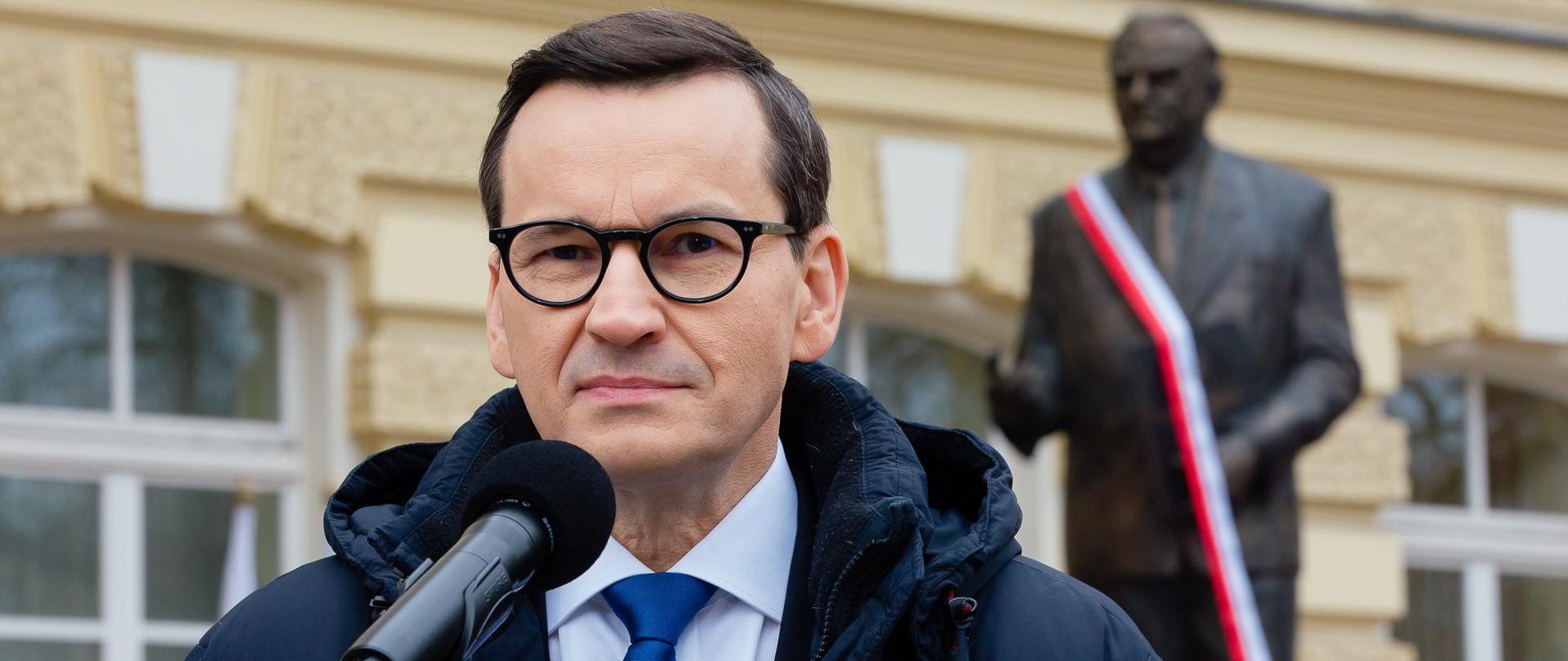Premier Mateusz Morawiecki na odsłonięciu pomnika Jana Olszewskiego przed Kancelarią Premiera.
