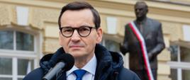 Premier Mateusz Morawiecki na odsłonięciu pomnika Jana Olszewskiego przed Kancelarią Premiera.