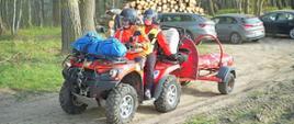 Dwóch ratowników jadących pojazdem terenowym typu Quad 