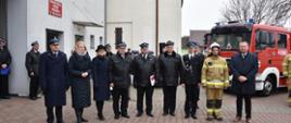 Strażacy i goście po przekazaniu dokumentów