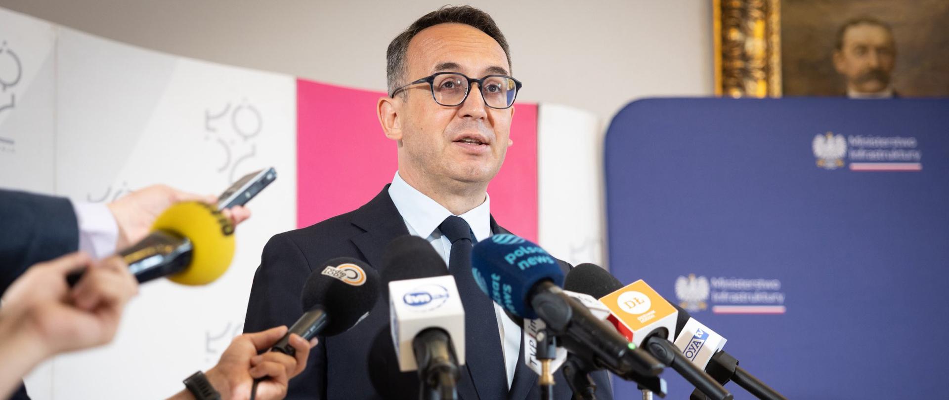 PKP Polskie Linie Kolejowe SA oraz Miasto Łódź zawarły porozumienia dotyczące realizacji dwóch inwestycji drogowo-kolejowych, które znacząco poprawią bezpieczeństwo i dostępność komunikacyjną we wschodniej części miasta. W wydarzeniu uczestniczył minister infrastruktury Dariusz Klimczak.