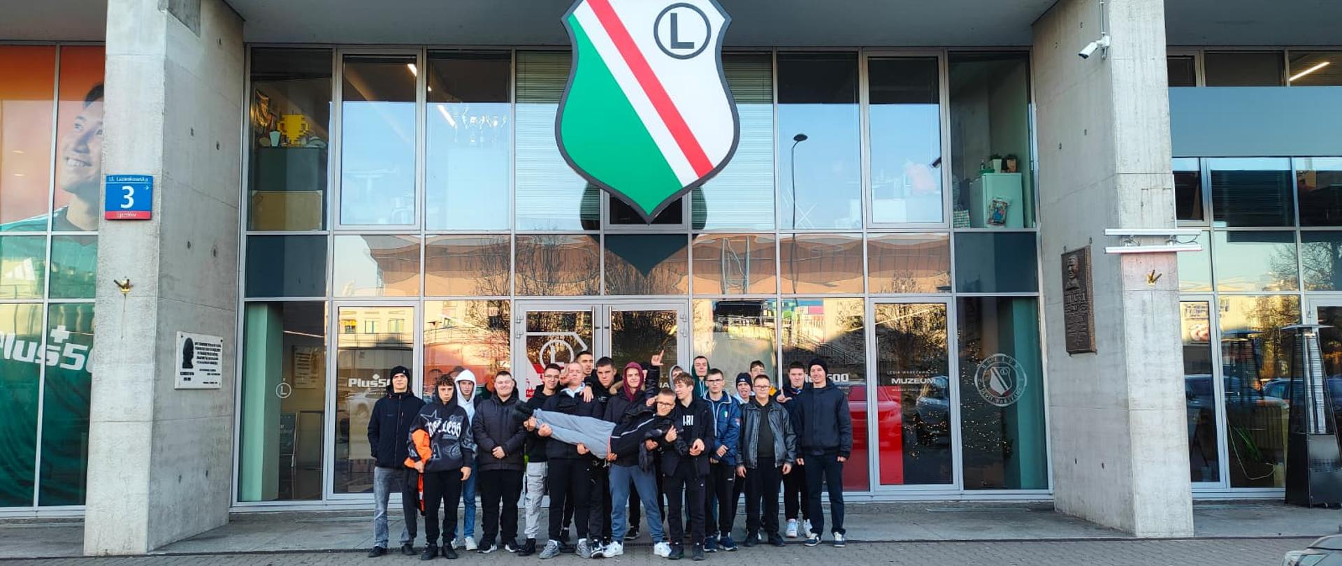 Uczniowie ZSCKR pozują przed stadionem Legii 