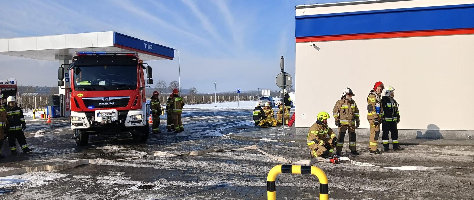 Ćwiczenia na stacji paliw w Łoniowie