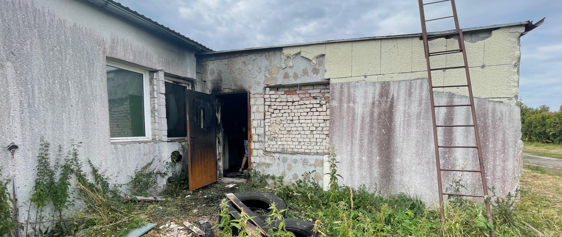 Na zdjęciu widoczny jest budynek po pożarze. 