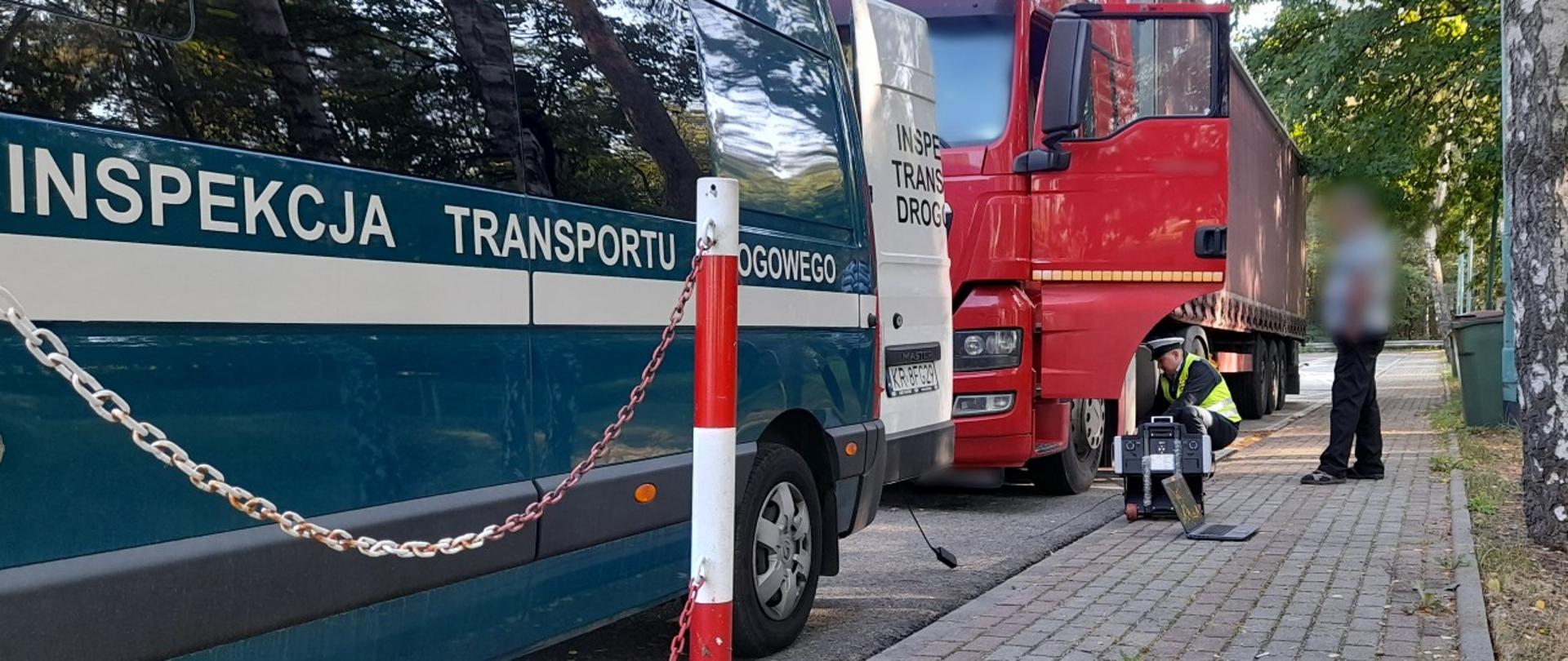 Na pierwszym planie (od lewej): lewy bok oznakowanego furgonu małopolskiej ITD. Za nim stoi zestaw ciężarowy zatrzymany do kontroli drogowej. Inspektor kontroluje emisję spalin z silnika ciągnika siodłowego z użyciem dymomierza.