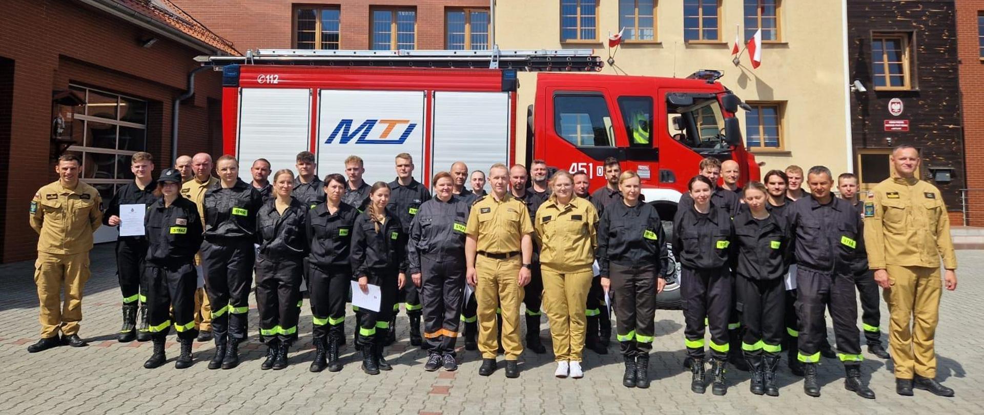 Absolwenci szkolenia podstawowego strażaka ratownika OSP.