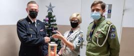 Betlejemskie Światło Pokoju przekazana przez harcerzy Hufca Ziemi Cieszyńskiej do KP PSP w Cieszynie