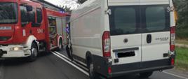 Na zdjęciu widać uszkodzony bus po wypadku i samochód pożarniczy