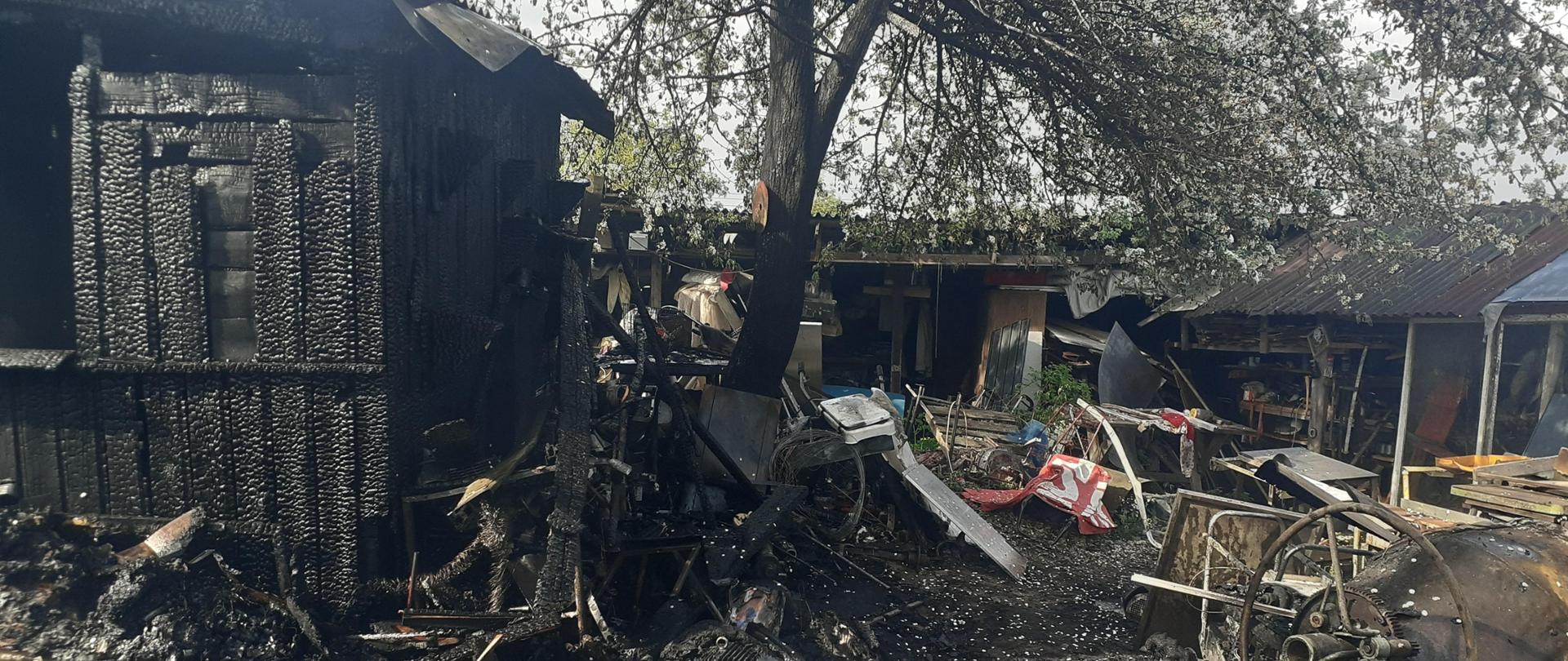 Spalone mieszkanie oraz podwórko