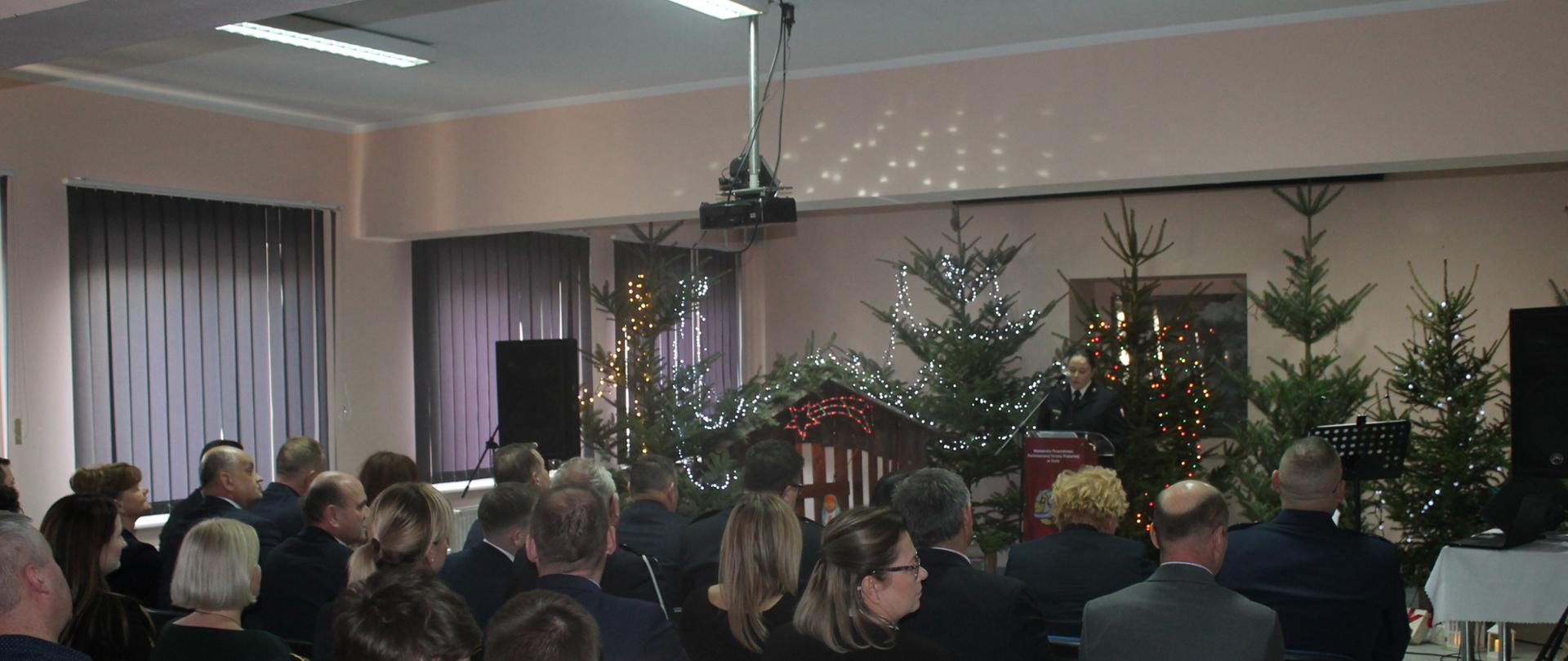 Zdjęcie przedstawia zgromadzonych gości podczas spotkania opłatkowego w KP PSP w Kole