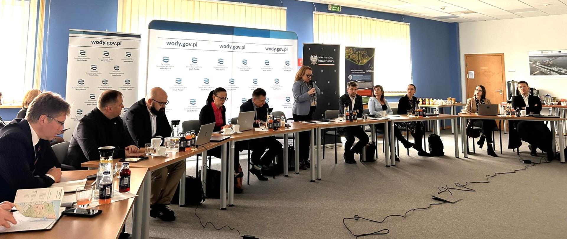 Prezes Wód Polskich Joanna Kopczyńska przemawia na Wodnym Okrągłym Stole