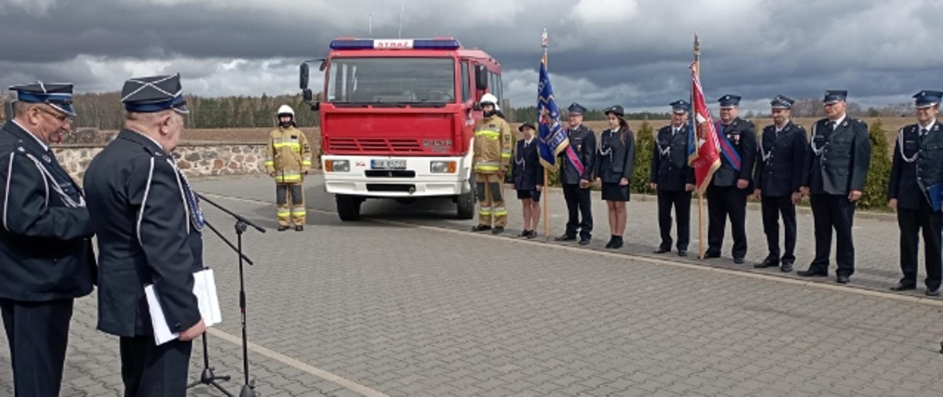 Strażacy z OSP Jatwieź Duża otrzymują nowy wóz bojowy